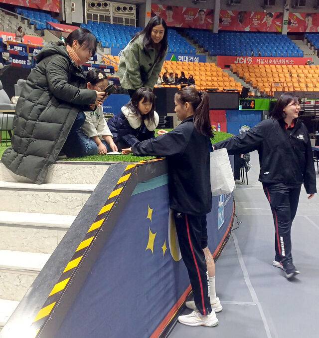 인쿠시가 텅 빈 배구장에서 끝까지 자신을 기다려준 어린이 팬에게 팬 서비스를 하고 있다 / 한국배구연맹(KOVO)