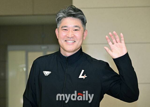 SSG 랜더스 이숭용 감독이 19일 인천국제공항을 통해 2026시즌 1차 스프링 캠프 참석 차 미국 플로리다로 출국했다./인천공항 = 한혁승 기자