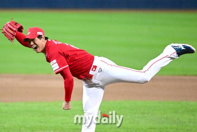 2025년 10월 14일 오후 대구 삼성라이온즈파크에서 열린 '2025 신한 SOL Bank KBO 포스트시즌' SSG 랜더스와 삼성 라이온즈의 준플레이오프 4차전 경기. SSG 선발투수 김광현이 역투하고 있다./마이데일리