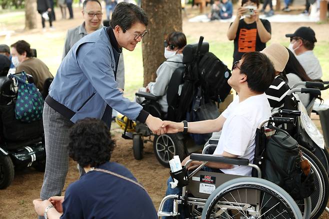 장애인 행사에서 인사하는 정원오 성동구청장
