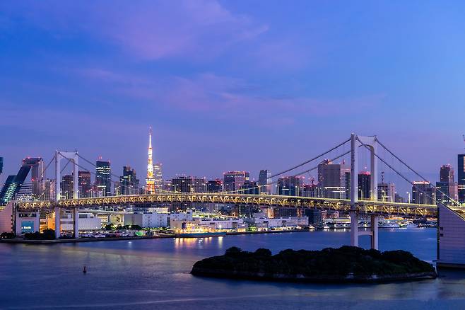 일본 도쿄도 미나토구 시바우라와 도쿄만의 간척지 오다이바를 연결하는 레인보우 브릿지. [게티이미지뱅크]