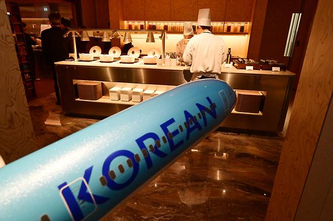 지난 13일 인천국제공항 제2여객터미널 내 재단장을 마친 대한항공 프레스티지 동편 좌측 라운지에서 관계자들이 식음료 공간을 점검하고 있다. [연합]