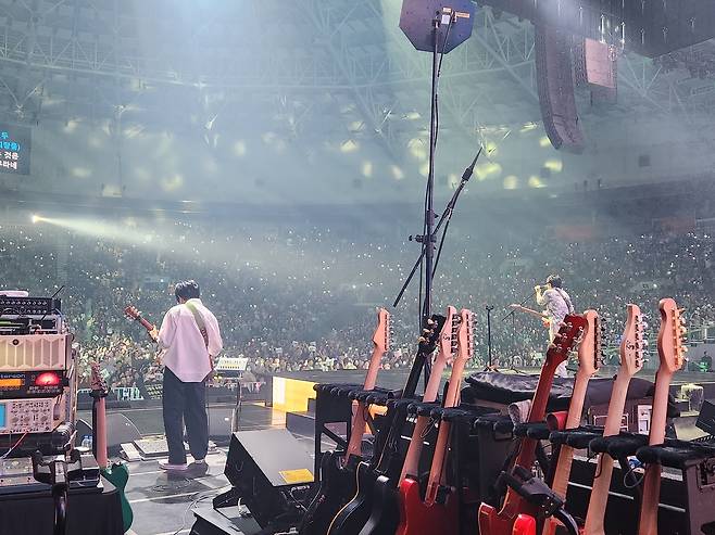 최근 서울 KSPO돔에서 열린 조용필과 위대한 탄생 공연에서 기타리스트 최희선(왼쪽)과 가왕 조용필(오른쪽). [본인 제공]