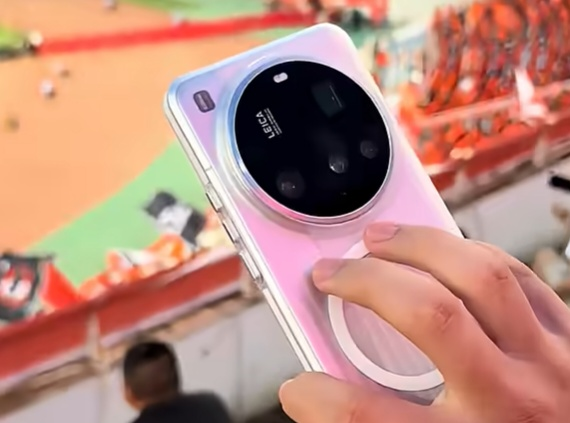 샤오미 15 울트라. 샤오미는 지난해 말 ‘샤오미 15 울트라’를 최대 20만원 할인하는 프로모션을 진행한데 이어, 이달에는 30만원대 저가 스마트폰 ‘포코 M8 5G’을 내놓고 다시 한번 한국 시장 공략에 나선다.  [유튜브(@Trendy Dr) 갈무리]