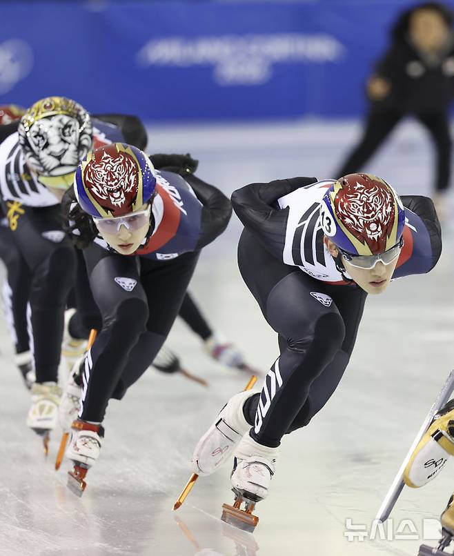 [진천=뉴시스] 김근수 기자 = 쇼트트랙 최민정과 대표팀 선수들이 7일 충북 진천 국가대표선수촌에서 열린 밀라노코르티나 동계올림픽 D-30 미디어데이에서 훈련하고 있다. 2026.01.07. ks@newsis.com