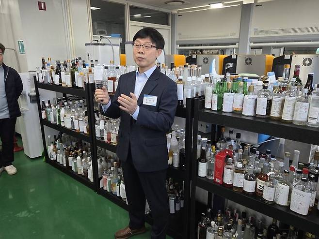 [서귀포=뉴시스] 박상배 국세청 주류면허지원센터장이 지난 16일 제주 주류면허지원센터에서 출입기자들을 상대로 업무에 대해 소개하고 있다. 2026.1.19. *재판매 및 DB 금지