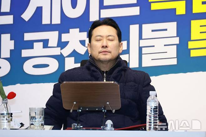 [서울=뉴시스] 고승민 기자 = 닷새째 단식농성 중인 장동혁 국민의힘 대표가 19일 서울 여의도 국회 로텐더홀에서 생각에 잠겨 있다. 2026.01.19. kkssmm99@newsis.com