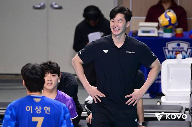 [서울=뉴시스] 남자 프로배구 우리카드의 박철우 감독대행이 18일 서울 장충체육관에서 열린 진에어 2025~2026 V-리그 남자부 현대캐피탈과의 홈경기에서 선수들의 경기를 지켜보고 있다. (사진=KOVO 제공) 2026.01.18.  *재판매 및 DB 금지