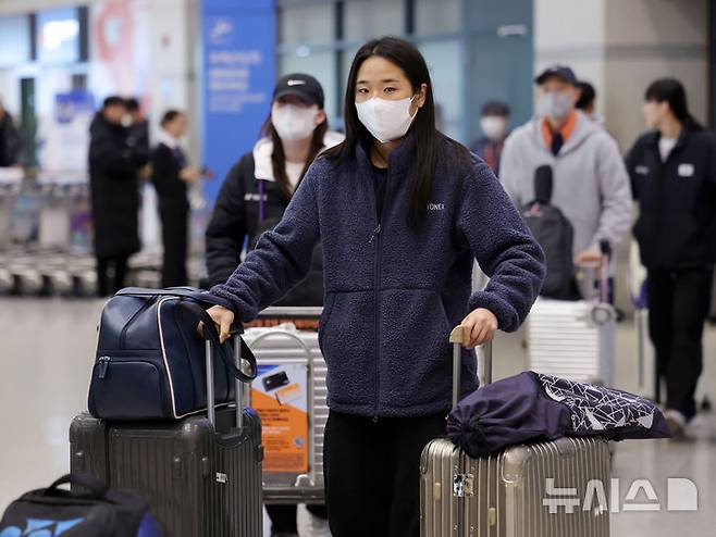 [인천공항=뉴시스]  Reporter Hong Hyo-sik = Ahn Se-young, who won the Badminton World Federation (BWF) World Tour India Open (Super 750), is returning to Incheon International Airport Terminal 1 on the 19th. 2026.01.19. yesphoto@newsis.com