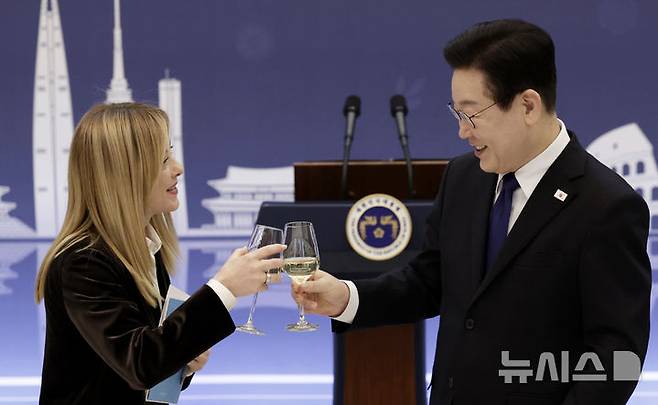 [서울=뉴시스] 최동준 기자 = 이재명 대통령과 조르자 멜로니 이탈리아 총리가 19일 청와대에서 열린 한-이탈리아 공식오찬에서 건배를 하고 있다. 2026.01.19. photocdj@newsis.com