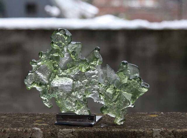 ‘감정의 스펙토그램’, 2025, 유리, 30×17×4cm.