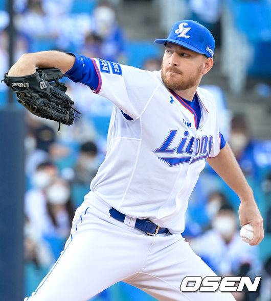 [OSEN=대구, 조은정 기자] 31일 오후 대구 삼성라이온즈파크에서 2021년 KBO리그 정규시즌 우승을 놓고 삼성 라이온즈와 KT 위즈의 ‘타이브레이커’ 경기가 열렸다.8회초 2사 마운드에 오른 삼성 몽고메리가 힘차게 공을 던지고 있다. 2021.10.31 /cej@osen.co.kr