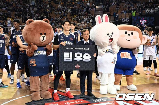 [OSEN=잠실, 이대선 기자] 볼거리로 가득 찼던 올스타전의 마지막은 팀 브라운의 승리였다.18일 잠실실내체육관에서 열린 2025-2026 LG전자 프로농구 올스타전 메인 경기에서 '팀 브라운'이 '팀 코니'를 131-109로 꺾었다. 경기 내내 덩크와 3점슛이 쏟아진 가운데, 네이던 나이트가 47점 17리바운드 9어시스트를 기록하며 승리를 이끌었다.우승을 차지한 팀 브라운 유기상이 이수광 총재와 기념촬영을 하고 있다. 2026.01.18 /sunday@osen.co.kr