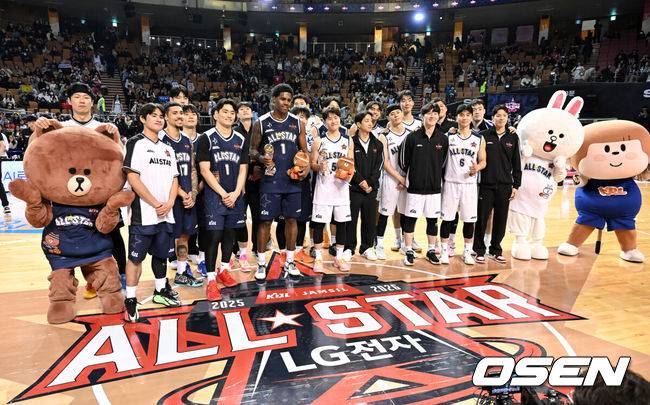 [OSEN=잠실, 이대선 기자] 볼거리로 가득 찼던 올스타전의 마지막은 팀 브라운의 승리였다.18일 잠실실내체육관에서 열린 2025-2026 LG전자 프로농구 올스타전 메인 경기에서 '팀 브라운'이 '팀 코니'를 131-109로 꺾었다. 경기 내내 덩크와 3점슛이 쏟아진 가운데, 네이던 나이트가 47점 17리바운드 9어시스트를 기록하며 승리를 이끌었다.경기 종료 후 선수들이 기념촬영을 하고 있다. 2026.01.18 /sunday@osen.co.kr