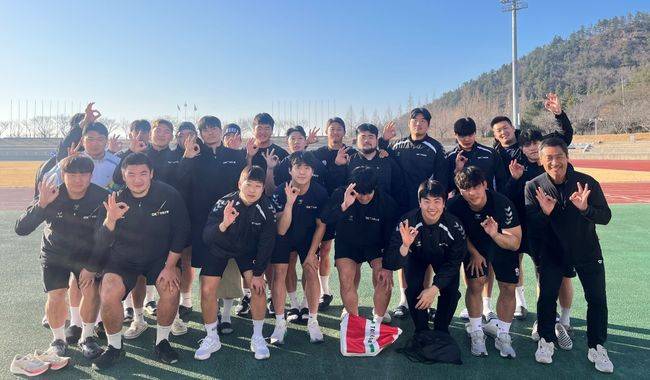 OK금융그룹은 "OK&nbsp;읏맨 럭비단(이하 읏맨 럭비단,&nbsp;구단주 최윤)이 전라남도 해남에서 올해 첫 동계 전지훈련에 돌입했다"고&nbsp;19일 밝혔다. / OK금융그룹