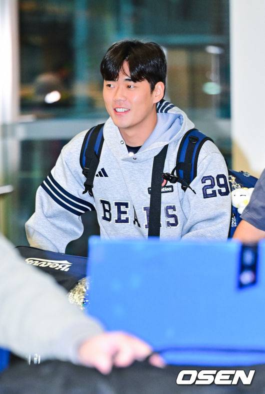 [OSEN=인천공항, 박준형 기자] 2026시즌 스프링캠프 1차 훈련 나서는 두산 베어스 선발대가 18일 인천국제공항을 통해 호주 시드니로 출국했다.선발대는 양의지 양석환 정수빈 김인태 김명신 최원준 이영하 이병헌이다. 본진은 23일 시드니로 출국해 1차 캠프를 진행한 뒤, 일본 미야자키에서 2차 캠프를 이어간다.두산 이병헌이 공항으로 들어서고 있다.  2026.01.18 / soul1014@osen.co.kr
