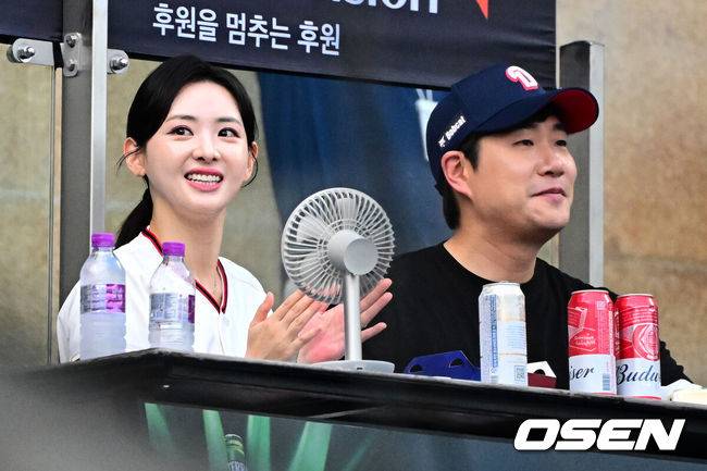 [OSEN=잠실, 지형준 기자] 3일 오후 서울 잠실구장에서 ‘2025 신한 SOL Bank KBO리그’ 두산 베어스와 삼성 라이온즈의 경기가 열렸다.두산은 곽빈, 삼성은 최원태가 선발로 나섰다.김다영, 배성재 아나운서 부부가 경기를 관전하고 있다. 2025.07.03 /jpnews@osen.co.kr