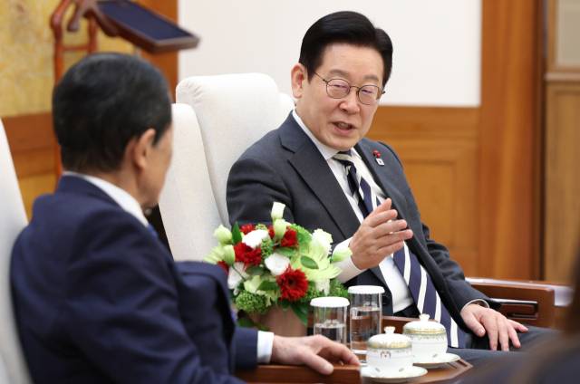 ▲이재명 대통령이 16일 청와대에서 아소 다로 전 일본 총리를 접견하고 있다. ⓒ연합뉴스