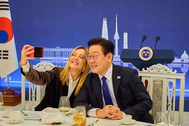 이재명 대통령과 조르자 멜로니 이탈리아 총리가 19일 청와대에서 열린 한-이탈리아 공식오찬에서 이 대통령이 멜로니 총리께 선물한 삼성 갤럭시 Z플립7 핑크로 셀카를 찍고 있다. 뉴시스(청와대 제공)
