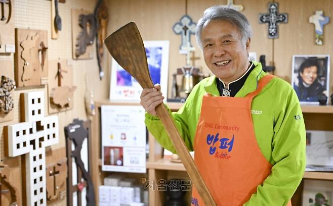 다일공동체 이사장 최일도 목사가 지난 12일 서울 동대문구 밥퍼나눔운동본부에서 밥을 퍼주는 주걱을 든 채 포즈를 취하고 있다. 최 목사는 소외된 이웃들에게 무료로 식사를 대접하는 ‘밥퍼 나눔’을 1988년부터 38년째 이어 오고 있다. 현재 누적 급식량은 1450만 그릇을 돌파했다. 이지훈 기자