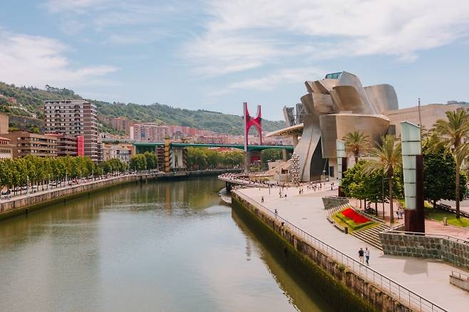 스페인 북부 바스크 지방의 빌바오 도심 전경. 네르비온강을 따라 구겐하임 미술관이 자리한 대표적인 문화 도시다. 부킹닷컴