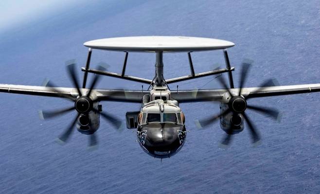 일본 항공자위대가 운용 중인 E-2D 조기경보통제기. 정비 장비 납기 지연으로 일부 기지에서는 전력 유지에 차질이 발생한 것으로 감사원 조사에서 확인됐다. (자료사진)