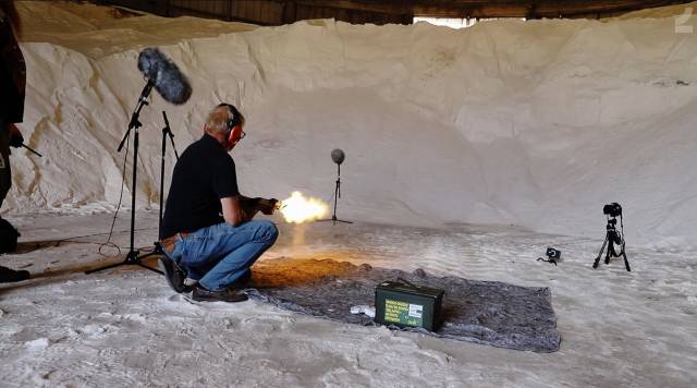 아크레이더스의 개발진이 실제 총기 소리를 녹음하고 있다. 아크 레이더스는 게임 내에서 실내와 실외, 실내 층고의 높이 등에 따라 총성의 울림을 달리하며 몰입감을 높였다. 넥슨