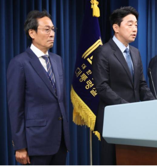 강훈식 대통령 비서실장이 지난해 6월 8일 당시 용산 대통령실에서 우상호 정무수석 인선을 발표하고 있다. 연합뉴스
