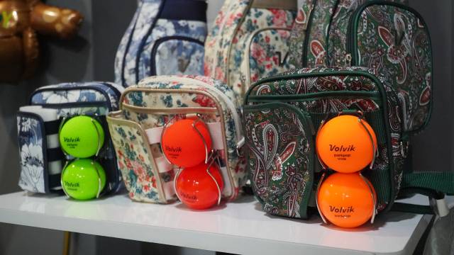 골프업체 볼빅의 파크골프 힙색 파우치와 ‘파크팝’ 시리즈. 문예빈 기자