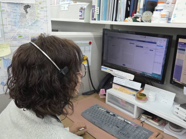 정부과천청사 기상콜센터 사무실에서 이향미 상담사가 131 상담 전화를 받고 있다. 과천=박민주 기자