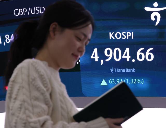 19일 서울 중구 하나은행 딜링룸에서 딜러가 업무를 보고 있다. 연합뉴스