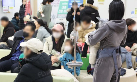 서울 한 어린이 전문 병원이 내원객들로 붐비고 있다. 연합뉴스