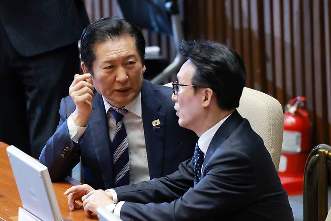 더불어민주당 정청래 대표가 1월16일 국회에서 열린 2026년 1월 임시국회 1차 본회의에서 김민석 국무총리와 대화하고 있다. ⓒ연합뉴스