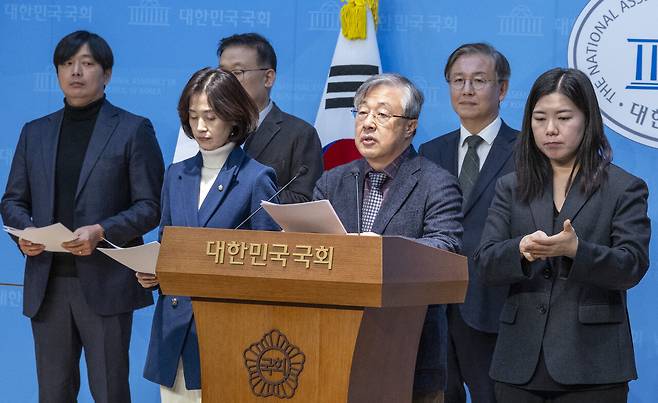 검찰개혁 방향을 두고 정부와 여당을 비롯한 정치권의 의견이 엇갈리고 있는 1월14일 국회 소통관에서 조국혁신당 박은정 의원의 주선으로 검찰개혁 추진단 자문위원으로 참석했던 서보학 경희대 로스쿨 교수를 포함한 6명의 법조인과 교수들이 자문위원 사퇴 기자회견을 하고 있다. ⓒ연합뉴스