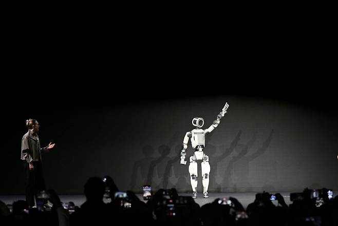 1월5일(현지시간) 미국 네바다주 라스베이거스 만달레이베이에서 열린 현대차그룹 프레스 콘퍼런스에서 차세대 전동식 아틀라스 시제품이 손인사를 하고 있다. ⓒ연합뉴스