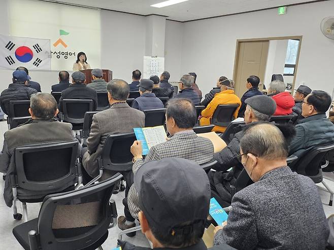 아산시는 지난 16일 선장면 분회 방문하여 통합돌봄 모델 '아산 온(溫) 돌봄' 시행에 대한 안내를 하고 있다. ⓒ아산시 제공