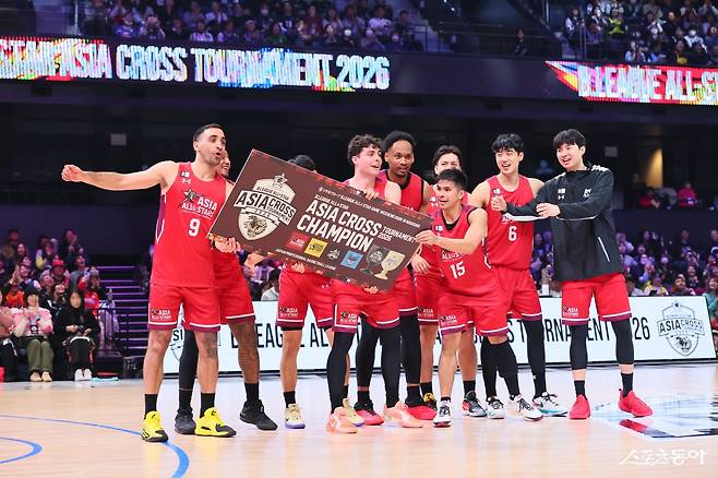 B리그 아시아 올스타팀 선수들이&nbsp;16일 일본 나가사키 해피니스 아레나에서 열린 아시아 크로스 토너먼트에서 우승을 차지한 뒤 세리머니를 펼치고 있다. 사진제공｜B리그