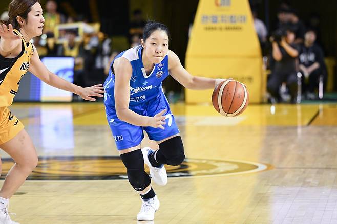 이민지(오른쪽)는 경기당 20분을 뛰며 효율적인 움직임으로 우리은행의 공격에 활력을 불어넣고 있다. 사진제공|WKBL