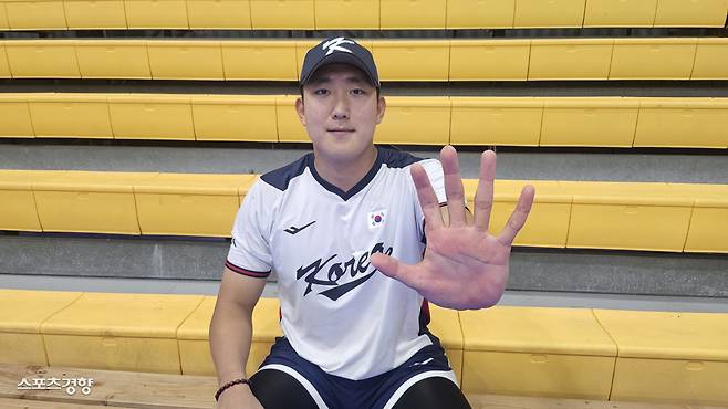 WBC 대표팀 손주영이 15일 사이판 올레아이 구장에서 왼손을 펼쳐보이고 있다.  사이판 | 심진용 기자