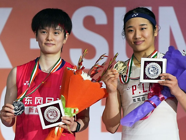 18일 인도오픈에서 정상에 오른 안세영(오른쪽)과 준우승한 왕즈이(중국)가 기념 촬영을 하고 있다. AP연합뉴스