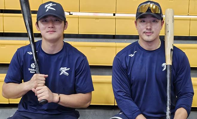 WBC 대표팀 김도영(왼쪽)과 안현민이 지난 16일 사이판 올레아이 구장에서 포즈를 취하고 있다. 사이판 | 심진용 기자