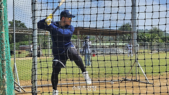 WBC 대표팀 안현민이 사이판 올레아이 구장에서 타격훈련을 하고 있다. 사이판 | 심진용 기자