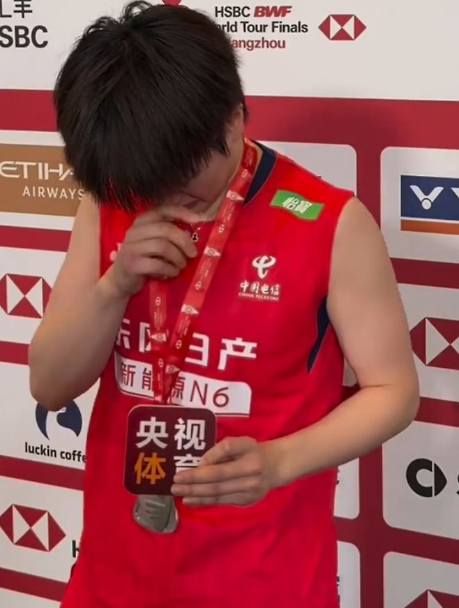 왕즈이가 지난해 12월21일  BWF 월드투어 파이널스 여자단식 준우승에 그친 뒤 공동취재구역 인터뷰에서 눈물을 흘리고 있다. 넷이즈 캡처