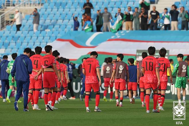 지난 13일 우즈베키스탄과의 2026 AFC U-23 아시안컵 조별리그 3차전에서 0-2로 패배한 뒤 아쉬워하고 있는 U-23 축구대표팀. 당시 우즈베키스탄은 한국보다 2살 어린 U-21 대표팀이었다. /사진=대한축구협회 제공