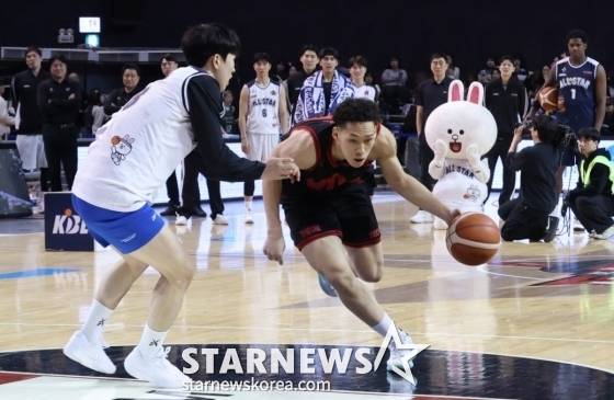 에디 다니엘(오른쪽)이 1대1 콘테스트 결승에서 정성조를 상대로 돌파를 시도하고 있다. /사진=김진경 대기자