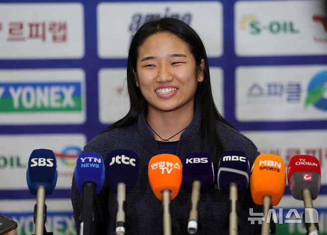 안세영이 세계배드민턴연맹(BWF) 월드투어 인도 오픈(슈퍼 750)에서 우승 후 취재진을 만나 미소짓고 있다.  /사진=뉴시스