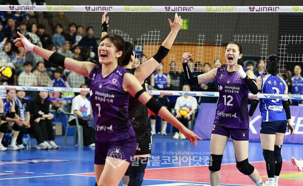18일 흥국생명 이다현이 속공 공격을 성공시키자 김다은이 기뻐하고 있다.2026.1.18.