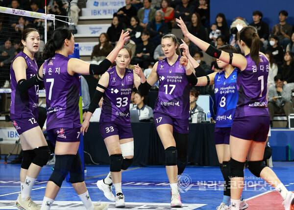 18일 흥국생명 레베카가 공격을 성공시키고 선수들과 함께 기뻐하고 있다.2026.1.26.