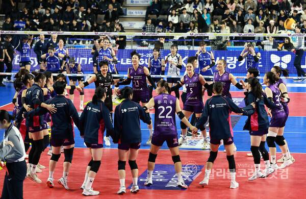 18일 흥국생명 선수들이 5세트까지 가는 접전끝에 3-2로 역전승하자 기뻐하고 있다.2026.1.18.