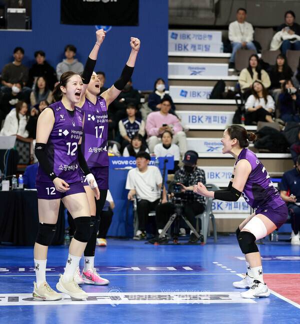 18일(일) 경기도 화성시 화성종합경기타운 실내체육관에서 열린 프로배구 진에어 2025-2026 V리그 여자부 4라운드 IBK기업은행vs흥국생명 화성경기에서 흥국생명 이다현과 레베카가 IBK기업은행 공격을 블로킹 시키고 기뻐하고 있다. 2026.1.19.【발리볼코리아닷컴(화성)=김경수 기자】